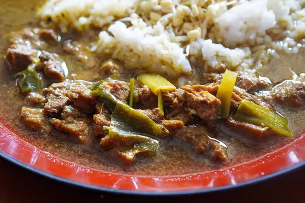 Rawon, Endonezya, 16 Haziran 2025 'te yakalandı. Geleneksel Endonezya ev yapımı et çorbası, siyah keluak fındık çorbası, pirinç ve basit mezelerle servis edilir..