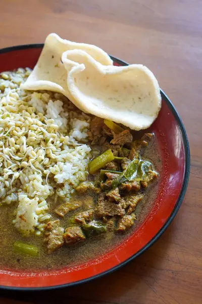 Rawon, Endonezya, 16 Haziran 2025 'te yakalandı. Geleneksel Endonezya ev yapımı et çorbası, siyah keluak fındık çorbası, pirinç ve basit mezelerle servis edilir..