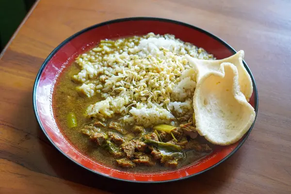 Rawon, Endonezya, 16 Haziran 2025 'te yakalandı. Geleneksel Endonezya ev yapımı et çorbası, siyah keluak fındık çorbası, pirinç ve basit mezelerle servis edilir..