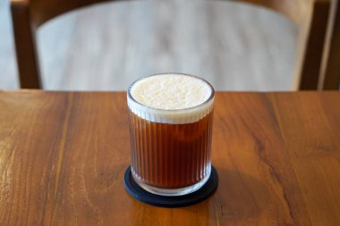 Black Peach Coffee, Endonezya, 16 Haziran 2025 'te ele geçirildi. Yumuşak bir karışım koyu sade kahve ve tatlı şeftali aromalı, meyveli ve aromatik bir karışımla soğuk servis edilir..