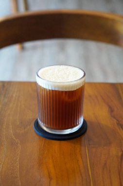 Black Peach Coffee, Endonezya, 16 Haziran 2025 'te ele geçirildi. Yumuşak bir karışım koyu sade kahve ve tatlı şeftali aromalı, meyveli ve aromatik bir karışımla soğuk servis edilir..