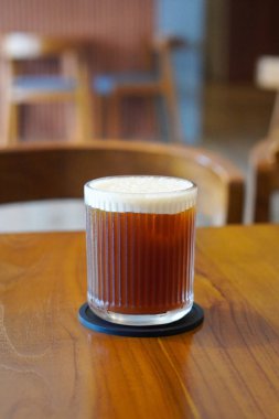 Black Peach Coffee, Endonezya, 16 Haziran 2025 'te ele geçirildi. Yumuşak bir karışım koyu sade kahve ve tatlı şeftali aromalı, meyveli ve aromatik bir karışımla soğuk servis edilir..