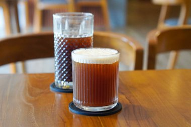 Black Peach Coffee, Endonezya, 16 Haziran 2025 'te ele geçirildi. Yumuşak bir karışım koyu sade kahve ve tatlı şeftali aromalı, meyveli ve aromatik bir karışımla soğuk servis edilir..