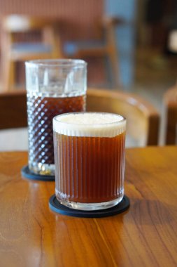 Black Peach Coffee, Endonezya, 16 Haziran 2025 'te ele geçirildi. Yumuşak bir karışım koyu sade kahve ve tatlı şeftali aromalı, meyveli ve aromatik bir karışımla soğuk servis edilir..