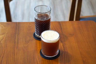 Black Peach Coffee, Endonezya, 16 Haziran 2025 'te ele geçirildi. Yumuşak bir karışım koyu sade kahve ve tatlı şeftali aromalı, meyveli ve aromatik bir karışımla soğuk servis edilir..