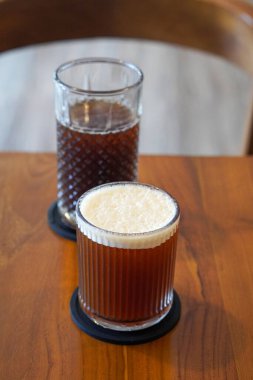 Black Peach Coffee, Endonezya, 16 Haziran 2025 'te ele geçirildi. Yumuşak bir karışım koyu sade kahve ve tatlı şeftali aromalı, meyveli ve aromatik bir karışımla soğuk servis edilir..