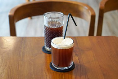 Black Peach Coffee, Endonezya, 16 Haziran 2025 'te ele geçirildi. Yumuşak bir karışım koyu sade kahve ve tatlı şeftali aromalı, meyveli ve aromatik bir karışımla soğuk servis edilir..