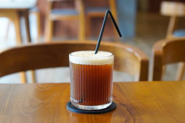 Black Peach Coffee, Endonezya, 16 Haziran 2025 'te ele geçirildi. Yumuşak bir karışım koyu sade kahve ve tatlı şeftali aromalı, meyveli ve aromatik bir karışımla soğuk servis edilir..