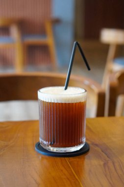 Black Peach Coffee, Endonezya, 16 Haziran 2025 'te ele geçirildi. Yumuşak bir karışım koyu sade kahve ve tatlı şeftali aromalı, meyveli ve aromatik bir karışımla soğuk servis edilir..