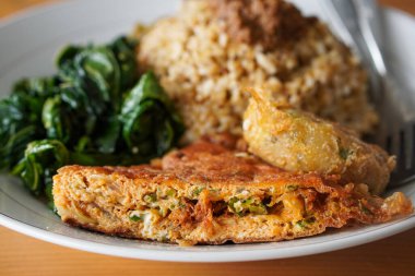 Nasi Padang ve Minang-Style Omelette, Endonezya, 22 Haziran 2025 'te yakalandı. Geleneksel pirinç yemeği, baharatlı omlet, köri sosu, sebze ve sambal ile servis edilir..