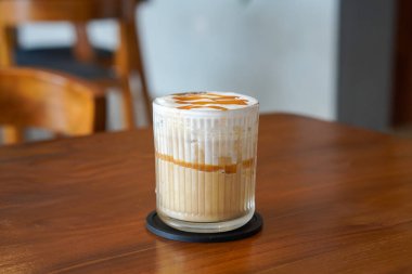 Buzlu Karamela Latte, Endonezya, 22 Haziran 2025 'te yakalandı. Süt ve tatlı karamelli şurupla harmanlanmış soğuk bir espresso, kremalı bir dokuma ve zengin karamel aroması sunuyor..