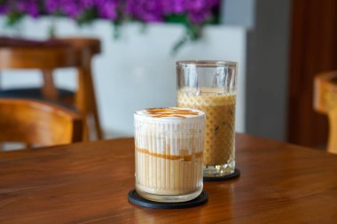 Buzlu Karamela Latte, Endonezya, 22 Haziran 2025 'te yakalandı. Süt ve tatlı karamelli şurupla harmanlanmış soğuk bir espresso, kremalı bir dokuma ve zengin karamel aroması sunuyor..