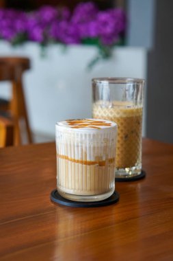 Buzlu Karamela Latte, Endonezya, 22 Haziran 2025 'te yakalandı. Süt ve tatlı karamelli şurupla harmanlanmış soğuk bir espresso, kremalı bir dokuma ve zengin karamel aroması sunuyor..