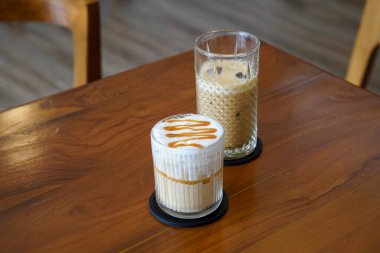 Buzlu Karamela Latte, Endonezya, 22 Haziran 2025 'te yakalandı. Süt ve tatlı karamelli şurupla harmanlanmış soğuk bir espresso, kremalı bir dokuma ve zengin karamel aroması sunuyor..