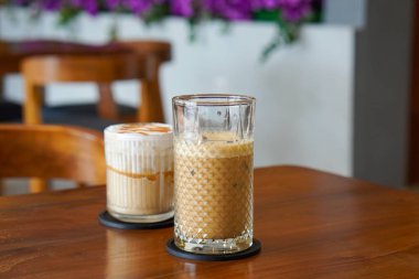 Palm Sugar Süt Kahve, Endonezya, 22 Haziran 2025 'te ele geçirildi. Espresso, taze süt ve palmiye şekeri şurubuyla yapılan popüler bir buzlu kahve. Yumuşak dokusuyla ve doğal tatlılığıyla bilinir..