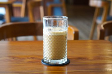 Palm Sugar Süt Kahve, Endonezya, 22 Haziran 2025 'te ele geçirildi. Espresso, taze süt ve palmiye şekeri şurubuyla yapılan popüler bir buzlu kahve. Yumuşak dokusuyla ve doğal tatlılığıyla bilinir..