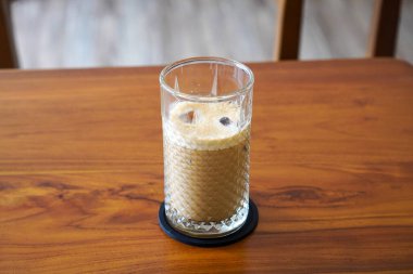 Palm Sugar Süt Kahve, Endonezya, 22 Haziran 2025 'te ele geçirildi. Espresso, taze süt ve palmiye şekeri şurubuyla yapılan popüler bir buzlu kahve. Yumuşak dokusuyla ve doğal tatlılığıyla bilinir..