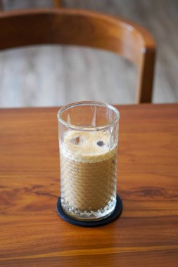 Palm Sugar Süt Kahve, Endonezya, 22 Haziran 2025 'te ele geçirildi. Espresso, taze süt ve palmiye şekeri şurubuyla yapılan popüler bir buzlu kahve. Yumuşak dokusuyla ve doğal tatlılığıyla bilinir..