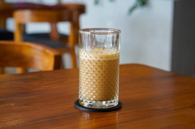 Palm Sugar Süt Kahve, Endonezya, 22 Haziran 2025 'te ele geçirildi. Espresso, taze süt ve palmiye şekeri şurubuyla yapılan popüler bir buzlu kahve. Yumuşak dokusuyla ve doğal tatlılığıyla bilinir..