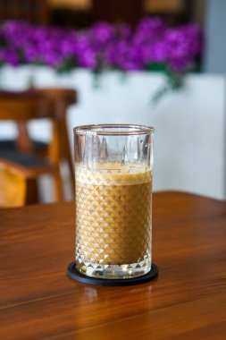 Palm Sugar Süt Kahve, Endonezya, 22 Haziran 2025 'te ele geçirildi. Espresso, taze süt ve palmiye şekeri şurubuyla yapılan popüler bir buzlu kahve. Yumuşak dokusuyla ve doğal tatlılığıyla bilinir..