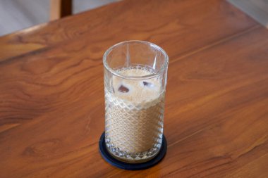 Palm Sugar Süt Kahve, Endonezya, 22 Haziran 2025 'te ele geçirildi. Espresso, taze süt ve palmiye şekeri şurubuyla yapılan popüler bir buzlu kahve. Yumuşak dokusuyla ve doğal tatlılığıyla bilinir..