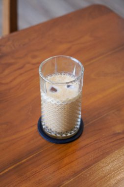 Palm Sugar Süt Kahve, Endonezya, 22 Haziran 2025 'te ele geçirildi. Espresso, taze süt ve palmiye şekeri şurubuyla yapılan popüler bir buzlu kahve. Yumuşak dokusuyla ve doğal tatlılığıyla bilinir..