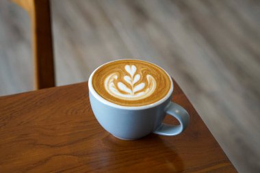 Sıcak Cappuccino Latte, Endonezya, 25 Haziran 2025 'te ele geçirildi. Sıcak espresso bazlı, buğulanmış süt ve yumuşak köpüklü, dengeli lezzet ve kremalı dokular sunan bir içecek..