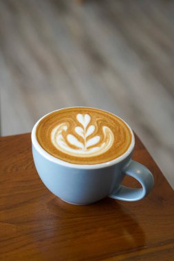 Sıcak Cappuccino Latte, Endonezya, 25 Haziran 2025 'te ele geçirildi. Sıcak espresso bazlı, buğulanmış süt ve yumuşak köpüklü, dengeli lezzet ve kremalı dokular sunan bir içecek..