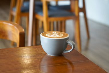 Sıcak Cappuccino Latte, Endonezya, 25 Haziran 2025 'te ele geçirildi. Sıcak espresso bazlı, buğulanmış süt ve yumuşak köpüklü, dengeli lezzet ve kremalı dokular sunan bir içecek..