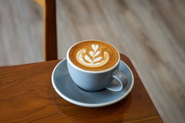 Sıcak Cappuccino Latte, Endonezya, 25 Haziran 2025 'te ele geçirildi. Sıcak espresso bazlı, buğulanmış süt ve yumuşak köpüklü, dengeli lezzet ve kremalı dokular sunan bir içecek..