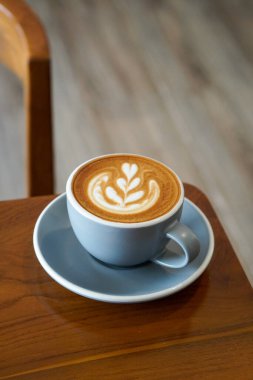 Sıcak Cappuccino Latte, Endonezya, 25 Haziran 2025 'te ele geçirildi. Sıcak espresso bazlı, buğulanmış süt ve yumuşak köpüklü, dengeli lezzet ve kremalı dokular sunan bir içecek..