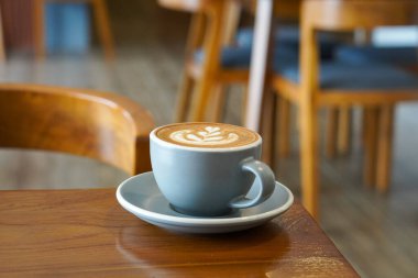 Sıcak Cappuccino Latte, Endonezya, 25 Haziran 2025 'te ele geçirildi. Sıcak espresso bazlı, buğulanmış süt ve yumuşak köpüklü, dengeli lezzet ve kremalı dokular sunan bir içecek..