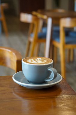 Sıcak Cappuccino Latte, Endonezya, 25 Haziran 2025 'te ele geçirildi. Sıcak espresso bazlı, buğulanmış süt ve yumuşak köpüklü, dengeli lezzet ve kremalı dokular sunan bir içecek..