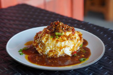 Pontianak Egg Rice, Endonezya, 29 Haziran 2025 'te ele geçirildi. Kızarmış yumurta, tuzlu soya sosu ve gevrek arpacık soğanlı pilav içeren popüler bir sokak yemeği..