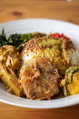 Nasi Padang, Endonezya 'nın Rendang Sosu ile birlikte 29 Haziran 2025' te yakalandı. Geleneksel Minang pirinç yemeği, sebze ve sambal eşliğinde, zengin ve baharatlı rendang sosuyla servis edilir..