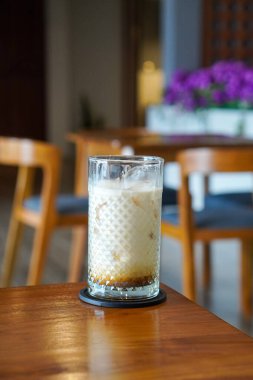 Buzlu Tuzlu Karamelli Latte, Endonezya, 29 Haziran 2025 'te yakalandı. Süt ve tuzlu karamel şurubuyla karıştırılmış ferahlatıcı bir espresso, kremalı bir dokuya ve tatlı-tuzlu bir aromaya sahip..