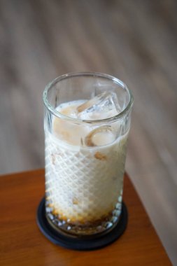 Buzlu Tuzlu Karamelli Latte, Endonezya, 29 Haziran 2025 'te yakalandı. Süt ve tuzlu karamel şurubuyla karıştırılmış ferahlatıcı bir espresso, kremalı bir dokuya ve tatlı-tuzlu bir aromaya sahip..