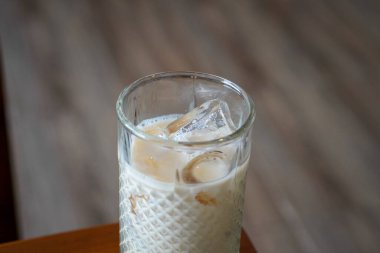 Buzlu Tuzlu Karamelli Latte, Endonezya, 29 Haziran 2025 'te yakalandı. Süt ve tuzlu karamel şurubuyla karıştırılmış ferahlatıcı bir espresso, kremalı bir dokuya ve tatlı-tuzlu bir aromaya sahip..