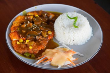 Tavuk Katsu Curry, Endonezya, 4 Temmuz 2025 'te yakalandı. Lezzetli ve rahatlatıcı bir yemek için Japon usulü köri soslu kızarmış tavuk ve pilav..