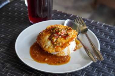 Pontianak Egg Rice, Batı Kalimantan, Endonezya, 4 Temmuz 2025 tarihinde ele geçirildi. Kızarmış yumurtalı pilav, soya sosu ve basit ama cesur bir tat için gevrek arpacık soğanı..