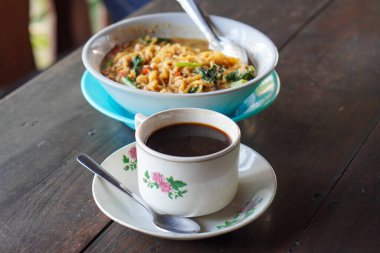 Sıcak Türk Kahvesi, Endonezya, 4 Temmuz 2025 'te ele geçirildi. Kalın tadı, kalın dokusu ve zengin aroması ile bilinen, ince bir zemin ile demlenmiş geleneksel koyu kahve..