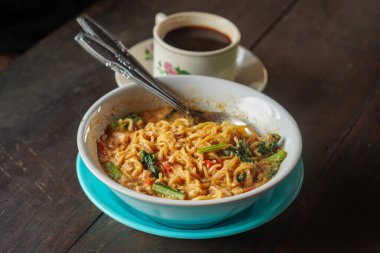 Mie Tek-Tek, Endonezya, 4 Temmuz 2025 'te yakalandı. Geleneksel karıştırılmış sebzeli, yumurtalı ve lezzetli soslu şehriye dumanlı sokak yemeği tadında.