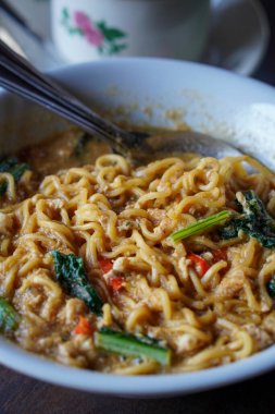 Mie Tek-Tek, Endonezya, 4 Temmuz 2025 'te yakalandı. Geleneksel karıştırılmış sebzeli, yumurtalı ve lezzetli soslu şehriye dumanlı sokak yemeği tadında.