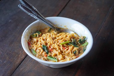 Mie Tek-Tek, Endonezya, 4 Temmuz 2025 'te yakalandı. Geleneksel karıştırılmış sebzeli, yumurtalı ve lezzetli soslu şehriye dumanlı sokak yemeği tadında.