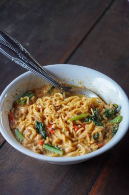 Mie Tek-Tek, Endonezya, 4 Temmuz 2025 'te yakalandı. Geleneksel karıştırılmış sebzeli, yumurtalı ve lezzetli soslu şehriye dumanlı sokak yemeği tadında.