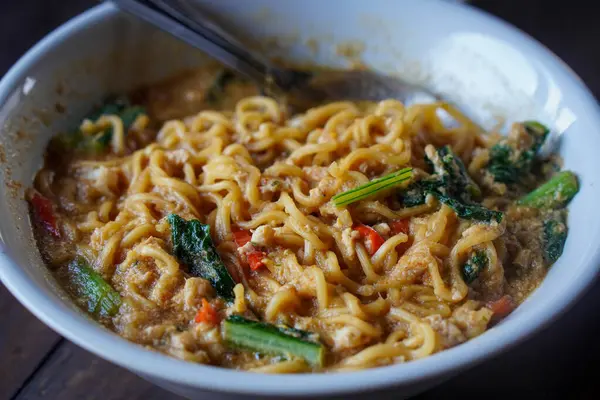 Mie Tek-Tek, Endonezya, 4 Temmuz 2025 'te yakalandı. Geleneksel karıştırılmış sebzeli, yumurtalı ve lezzetli soslu şehriye dumanlı sokak yemeği tadında.