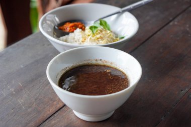 Rawon, Doğu Java, Endonezya, 4 Temmuz 2025 'te yakalandı. Geleneksel sığır çorbası, keluak cevizinden yapılmış, pirinç, fasulye filizi ve tuzlu yumurta ile servis edilen koyu ve aromatik aromalı..