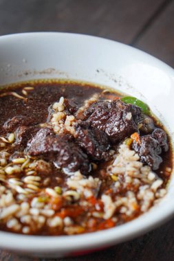 Rawon, Doğu Java, Endonezya, 4 Temmuz 2025 'te yakalandı. Geleneksel sığır çorbası, keluak cevizinden yapılmış, pirinç, fasulye filizi ve tuzlu yumurta ile servis edilen koyu ve aromatik aromalı..