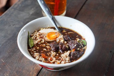 Rawon, Doğu Java, Endonezya, 4 Temmuz 2025 'te yakalandı. Geleneksel sığır çorbası, keluak cevizinden yapılmış, pirinç, fasulye filizi ve tuzlu yumurta ile servis edilen koyu ve aromatik aromalı..