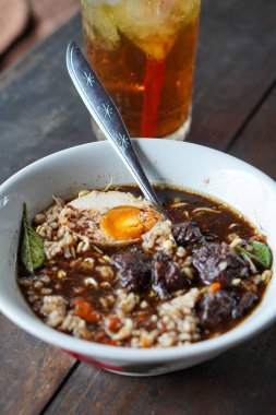 Rawon, Doğu Java, Endonezya, 4 Temmuz 2025 'te yakalandı. Geleneksel sığır çorbası, keluak cevizinden yapılmış, pirinç, fasulye filizi ve tuzlu yumurta ile servis edilen koyu ve aromatik aromalı..